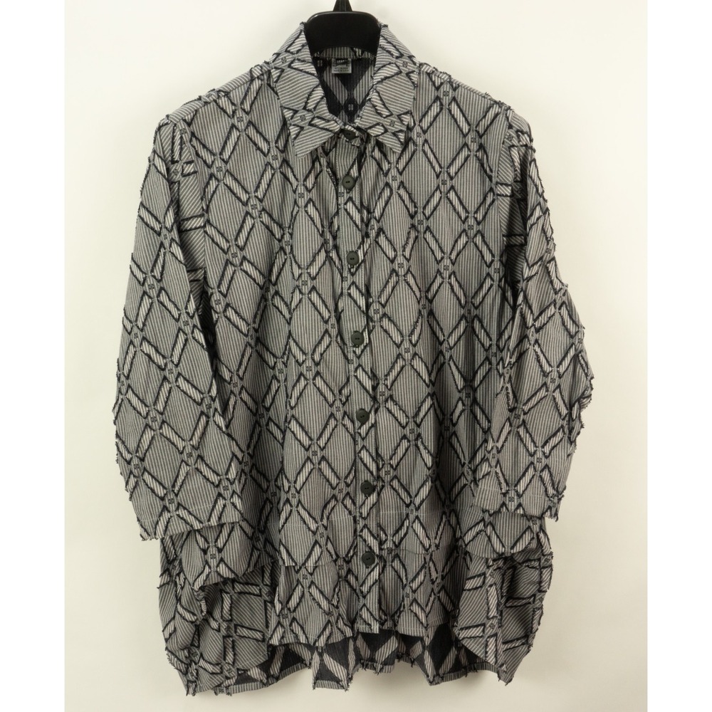 Dress To Kill Geometric Jacquard Stepped Hem Tunic Top OS Gray Button Blouse